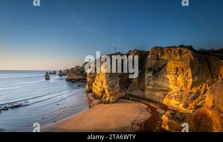 La mattina presto presso Praia Dona Ana o Dona Ana Beach a Lagos, nella regione dell'Algarve in Portogallo Foto Stock