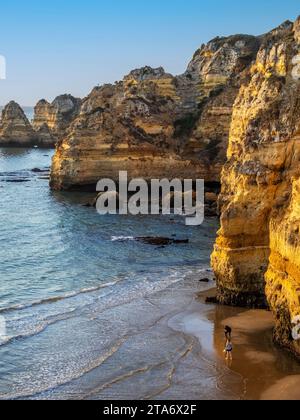 La mattina presto presso Praia Dona Ana o Dona Ana Beach a Lagos, nella regione dell'Algarve in Portogallo Foto Stock