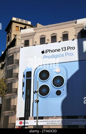 BARCELLONA, SPAGNA - 7 OTTOBRE 2021: Grande annuncio cartellone pubblicitario per Apple iPhone 13 Pro che copre un intero edificio nel centro di Barcellona, Spagna. Foto Stock