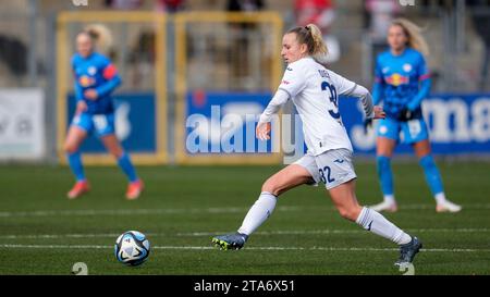 Vanessa Diehm (TSG, 32), AM Ball, Freisteller, Ganzkörper, Einzelbild, Einzelfoto, Aktion, Action, 26.11.2023, Sinsheim (Hoffenheim) (Deutschland), Fussball, DFB-Pokal der Frauen, Achtelfinale, TSG 1899 Hoffenheim - RB Lipsia, 26.11.2023, Sinsheim (Hoffenheim) (Deutschland), Fussball, DFB-Pokal der Frauen, ACHTELFINALE, TSG 1899 HOFFENHEIM - RB LEIPZIG, DFB/DFL VIETA L'USO DI FOTOGRAFIE COME SEQUENZE DI IMMAGINI E/O QUASI-VIDEO. Foto Stock