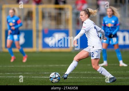 Vanessa Diehm (TSG, 32), AM Ball, Freisteller, Ganzkörper, Einzelbild, Einzelfoto, Aktion, Action, 26.11.2023, Sinsheim (Hoffenheim) (Deutschland), Fussball, DFB-Pokal der Frauen, Achtelfinale, TSG 1899 Hoffenheim - RB Lipsia, 26.11.2023, Sinsheim (Hoffenheim) (Deutschland), Fussball, DFB-Pokal der Frauen, ACHTELFINALE, TSG 1899 HOFFENHEIM - RB LEIPZIG, DFB/DFL VIETA L'USO DI FOTOGRAFIE COME SEQUENZE DI IMMAGINI E/O QUASI-VIDEO. Foto Stock