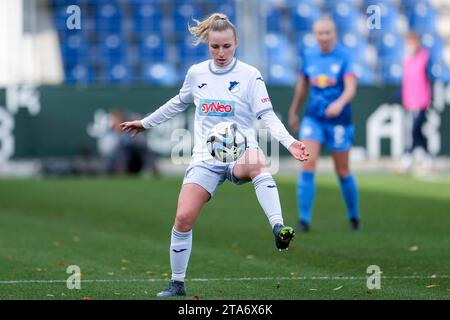 Vanessa Diehm (TSG, 32), AM Ball, Freisteller, Ganzkörper, Einzelbild, Einzelfoto, Aktion, Action, 26.11.2023, Sinsheim (Hoffenheim) (Deutschland), Fussball, DFB-Pokal der Frauen, Achtelfinale, TSG 1899 Hoffenheim - RB Lipsia, 26.11.2023, Sinsheim (Hoffenheim) (Deutschland), Fussball, DFB-Pokal der Frauen, ACHTELFINALE, TSG 1899 HOFFENHEIM - RB LEIPZIG, DFB/DFL VIETA L'USO DI FOTOGRAFIE COME SEQUENZE DI IMMAGINI E/O QUASI-VIDEO. Foto Stock