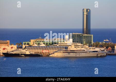 BARCELLONA, SPAGNA - 6 OTTOBRE 2021: Yacht di lusso di oligarchi russi ormeggiati a Barcellona: Alfa Nero di Andrei Guriev ed eclissi di Roman Abramovich Foto Stock