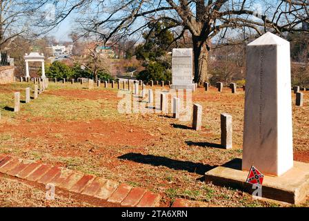 Una piccola bandiera confederata viene piantata vicino a una tomba e a un memoriale per i soldati uccisi combattendo per il sud nella guerra civile americana Foto Stock