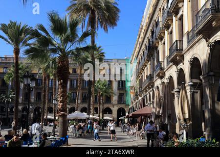 BARCELLONA, SPAGNA - 7 OTTOBRE 2021: La gente visita la piazza Placa Reial nel quartiere Barri Gotic di Barcellona, Spagna. Barcellona è la 2nd città più grande di Barcellona Foto Stock