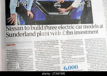 Carmaker "Nissan costruirà tre modelli di auto elettriche nello stabilimento di Sunderland con un investimento di 2 miliardi di sterline" titolo del quotidiano Guardian 25 novembre 2023 Londra Regno Unito Foto Stock