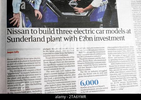 Carmaker "Nissan costruirà tre modelli di auto elettriche nello stabilimento di Sunderland con un investimento di 2 miliardi di sterline" titolo del quotidiano Guardian 25 novembre 2023 Londra Regno Unito Foto Stock