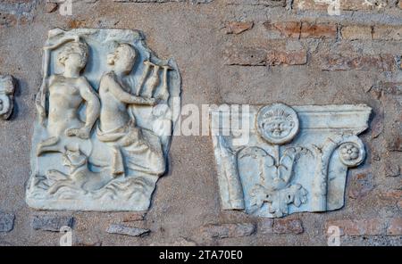 Primo piano sulle rovine dell'antica decorazione muraria romana scolpita in marmo Foto Stock