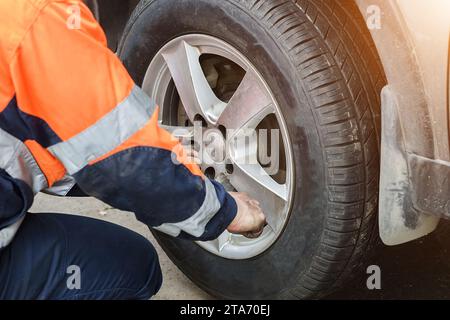 Corrosione della lamiera sulla ruota della vecchia auto bianca. Superficie arrugginita e disordinata. Grana sporca danneggiata dal sale della strada. Sfondo ruggine. Protezione di a Foto Stock