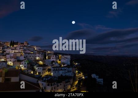 Luna piena su Comares pueblo a Andalucía, Spagna Foto Stock
