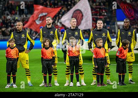 Milano, Italia. 28 novembre 2023. I giocatori del Borussia Dortmund si schierano per la partita di UEFA Champions League tra il Milan e il Borussia Dortmund a San Siro a Milano. (Foto: Gonzales Photo/Alamy Live News Foto Stock