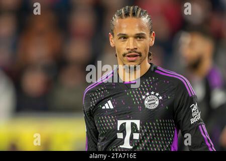 24.11.2023, RheinEnergieStadion, Koeln, GER, 1.FBL, 1) FC Koeln vs. FC Bayern Muenchen, Saison 2023/24, IM Bild: Leroy sane (FC Bayern Muenchen, #10) Einzelaktion, Ganzkörper/Ganzkoerper; Freisteller, Einzelbild, Aktion, Action, Spielszene; Ritratto, freundlich, lachend; foto © nordphoto GmbH/Denkinger LE NORMATIVE DFL VIETANO L'USO DI FOTOGRAFIE COME SEQUENZE DI IMMAGINI E/O QUASI-VIDEO Foto Stock