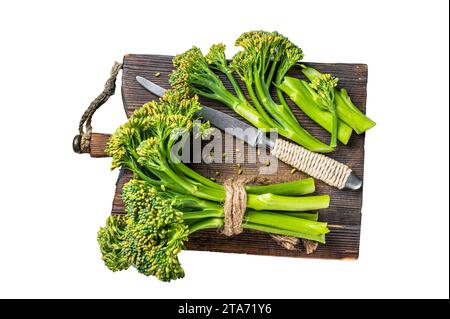 Mazzetto di germogli Broccolini freschi su tagliere pronti per la cottura. Isolata, sfondo bianco Foto Stock