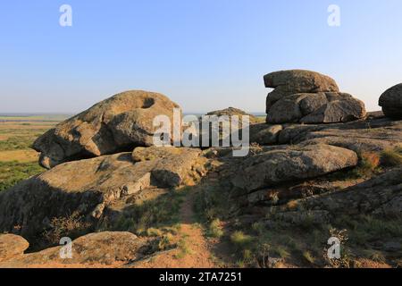 scena con vecchie pietre nella steppa ucraina Foto Stock