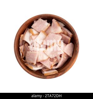 pancetta affumicata cruda a fette in un recipiente di legno isolato su sfondo bianco Foto Stock