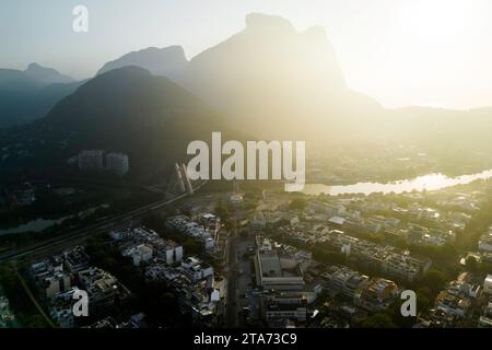 Vista aerea delle colline e delle montagne a barra da Tijuca all'alba Foto Stock