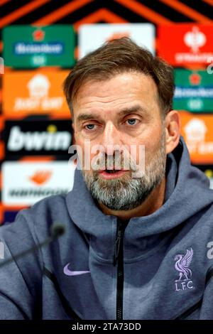 29 novembre 2023; Anfield e AXA Training Centre, Liverpool, Merseyside, Inghilterra; conferenza stampa e sessione di allenamento in vista della partita della fase a gironi di UEFA Europa League tra Liverpool e LASK a Liverpool, Inghilterra. Il manager del Liverpool, Jurgen Klopp, parla ai media Foto Stock