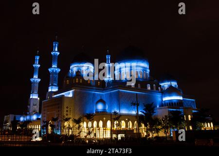 Surakarta, Giava centrale, Indonesia. 29 novembre 2023. Una visione generale della grande Moschea dello sceicco Zayed a Surakarta, Giava centrale durante la Coppa del mondo FIFA Under-17 in Indonesia. La moschea, un dono del presidente degli Emirati Arabi Uniti (Emirati Arabi Uniti) Mohamed Bin Zayed al-Nahyan al presidente Joko Widodo, è diventata una delle nuove destinazioni turistiche religiose nella città di Surakarta. (Immagine di credito: © Angga Budhiyanto/ZUMA Press Wire) SOLO USO EDITORIALE! Non per USO commerciale! Foto Stock