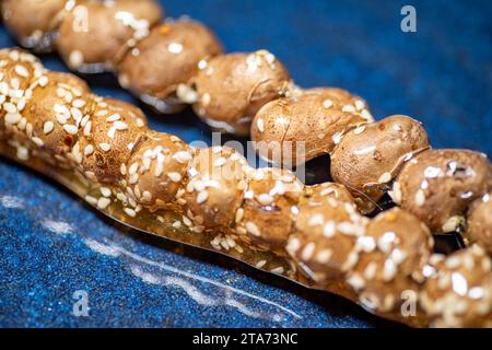 Mucche ricoperte di zucchero su un bastone, cibo tradizionale cinese, cibo di strada Foto Stock