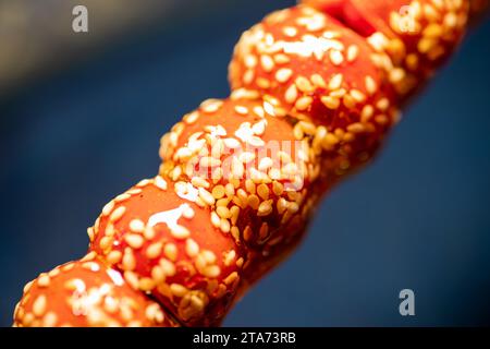 Mucche ricoperte di zucchero su un bastone, cibo tradizionale cinese, cibo di strada Foto Stock