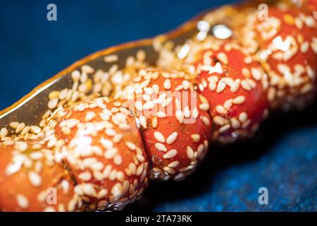 Mucche ricoperte di zucchero su un bastone, cibo tradizionale cinese, cibo di strada Foto Stock