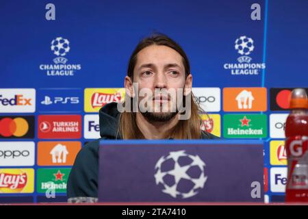 Muenchen, Deutschland. 28 novembre 2023. Rasmus Falk (FC Kopenhagen, n. 33), Internationale Pressekonferenz. FC Kopenhagen, Fussball, UEFA Champions League, Vorrunde, 5. Spieltag, Saison 23/24, 28.11.2023, FC Kobenhavn foto: Eibner-Pressefoto/Jenni Maul credito: dpa/Alamy Live News Foto Stock