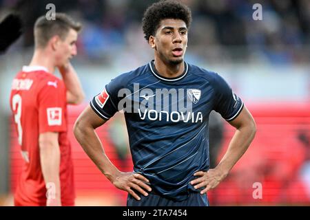 Heidenheim An Der Brenz, Deutschland. 26 novembre 2023. Fussball, Spieltag 12, Bundesliga, Saison 2023/2024, 1.FC Heidenheim gegen VfL Bochum AM 26.11.2023 a Heidenheim. UBz: 05 Bernardo, VfL Bochum. Credito: dpa/Alamy Live News Foto Stock