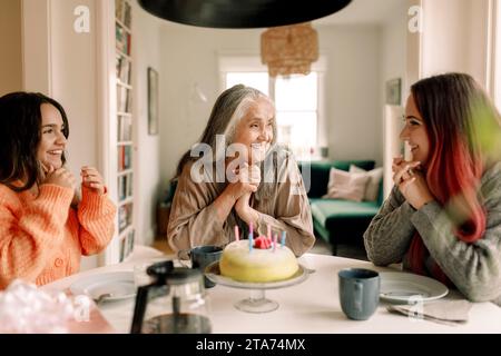 Felice famiglia multi generazionale che festeggia il compleanno insieme a casa Foto Stock