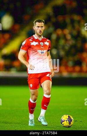 Oakwell Stadium, Barnsley, Inghilterra - 28 novembre 2023 Jamie McCart (26) di Barnsley - durante la partita Barnsley contro Wycombe Wanderers, Sky Bet League One, 2023/24, Oakwell Stadium, Barnsley, Inghilterra - 28 novembre 2023 crediti: Arthur Haigh/WhiteRosePhotos/Alamy Live News Foto Stock