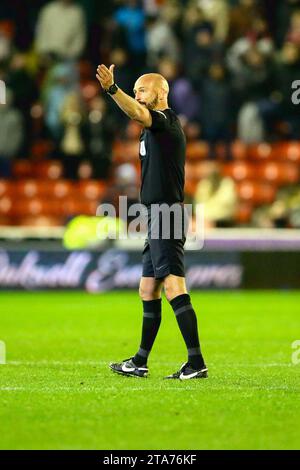 Oakwell Stadium, Barnsley, Inghilterra - 28 novembre 2023 arbitro Darren Drysdale - durante la partita Barnsley contro Wycombe Wanderers, Sky Bet League One, 2023/24, Oakwell Stadium, Barnsley, Inghilterra - 28 novembre 2023 crediti: Arthur Haigh/WhiteRosePhotos/Alamy Live News Foto Stock