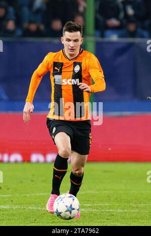 Amburgo, Deutschland. 28 novembre 2023. Dmytro Kryskiv (Schachtar Donezk, n. 08) GER, Schachtar Donezk vs. Royal Antwerpen FC, Fussball, Champions League, gruppo H, Spieltag 5, Saison 2023/2024, 28.11.2023 foto: Eibner-Pressefoto/Marcel von Fehrn credito: dpa/Alamy Live News Foto Stock