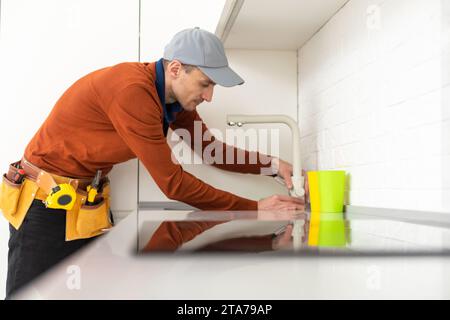 Installazione di fornelli a induzione piano di cottura o da parte di un maestro. Foto Stock