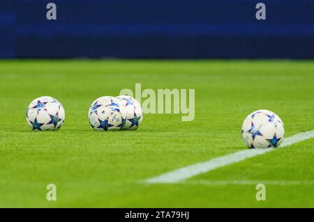 Amburgo, Deutschland. 28 novembre 2023. Adidas Spielbaelle GER, Schachtar Donezk vs. Royal Antwerpen FC, Fussball, Champions League, gruppo H, Spieltag 5, Saison 2023/2024, 28.11.2023 foto: Eibner-Pressefoto/Marcel von Fehrn credito: dpa/Alamy Live News Foto Stock