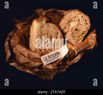 Niente supera il profumo avvolgente del pane appena sfornato in cucina. Per iniziare, mescolare la farina, l'acqua, il lievito e il sale. Il pane fatto in casa è il migliore. Foto Stock