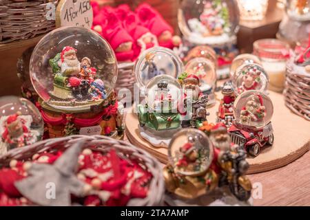 Snow Globe e souvenir in mercato di Natale, London, Regno Unito Foto Stock