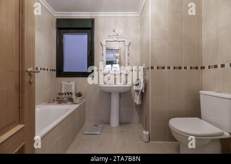 Bagno con vasca senza schermi o tende Foto Stock