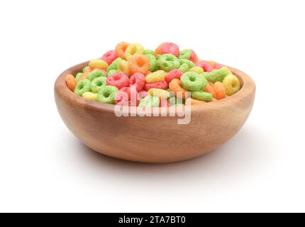 Cereali multicolori per la colazione in una ciotola di legno isolata su bianco. Foto Stock