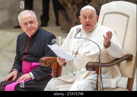 Roma, Italia. 29 novembre 2023. Italia, Roma, Vaticano, 2023/11/29 . Papa Francesco affiancato da Mons. Leonardo Sapienza, spiega ai fedeli che non terrà il suo discorso perché parlare lo stanca durante l'udienza generale settimanale presso la sala Paolo vi. Italia, Roma, Vaticano, 2023/11/29 . Papa Francesco, affiancato da mons. Leonardo Sapienza, spiega ai fedeli che non pronuncerà il suo discorso perché la parola lo affatica, durante l'udienza generale settimanale in Aula Paolo vi Fotografia di Massimiliano MIGLIORATO/Catholic Press Photo Credit: Independent Photo Agency/Alamy Live News Foto Stock