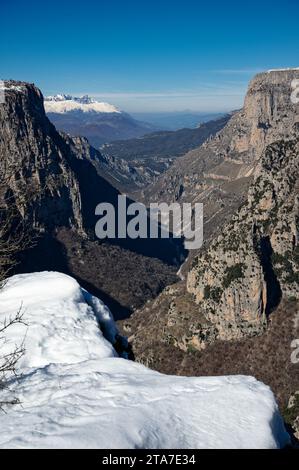 Vista invernale della Gola di Vikos, considerata la gola più profonda del mondo dal Guinness dei primati, in Epiro, Grecia Foto Stock