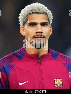 Barcellona, Spagna. 28 novembre 2023. Ronald Araujo del FC Barcelona durante la partita di UEFA Champions League, gruppo H, tra FC Barcelona e FC Porto ha giocato al Lluis Companys Stadium il 28 novembre 2023 a Barcellona, in Spagna. (Foto di Bagu Blanco/PRESSINPHOTO) crediti: PRESSINPHOTO SPORTS AGENCY/Alamy Live News Foto Stock