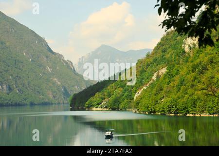 Vista autunnale al mattino sul lago Perucac - fiume Drina, Bajina basta, Serbia Foto Stock