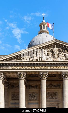 Un dettaglio della facciata del Pantheon, costruito nel XVIII secolo, dove sono sepolti molti personaggi famosi francesi, nel centro di Parigi, in Francia Foto Stock