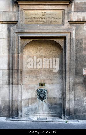 Fontaine Palatine, fontana in una nicchia in rue Garancière, vi arrondissement, vicino ai Giardini del Lussemburgo, costruita nel XVIII secolo da Anna di Baviera, Parigi Foto Stock