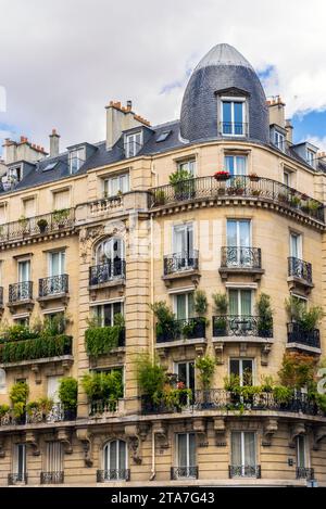 Scorcio di un tipico ed elegante edificio residenziale a Montparnasse, nel centro di Parigi, in Francia, con ringhiere in ferro battuto e balconi Foto Stock