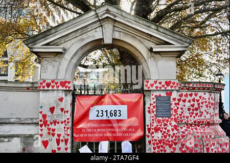 Londra, Regno Unito. National Covid Memorial Wall. L'inchiesta britannica sulla Covid ha sentito oggi l'ex vice primo ministro Dominic Raab, che ha sostituito Boris Johnson mentre era malato Covid. Raab informò l'inchiesta che molte delle principali decisioni furono prese da Dominic Cummings durante la pandemia - apparentemente in contraddizione con le prove di Sajid Javid. Crediti: michael melia/Alamy Live News Foto Stock