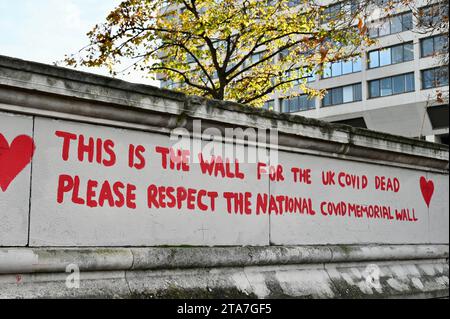 Londra, Regno Unito. National Covid Memorial Wall. L'inchiesta britannica sulla Covid ha sentito oggi l'ex vice primo ministro Dominic Raab, che ha sostituito Boris Johnson mentre era malato Covid. Raab informò l'inchiesta che molte delle principali decisioni furono prese da Dominic Cummings durante la pandemia - apparentemente in contraddizione con le prove di Sajid Javid. Crediti: michael melia/Alamy Live News Foto Stock