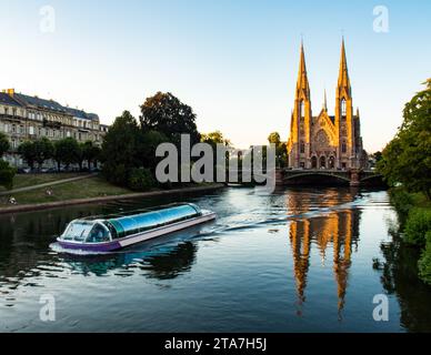 Barca e chiesa riformata di San Paolo a Strasburgo in Francia Foto Stock