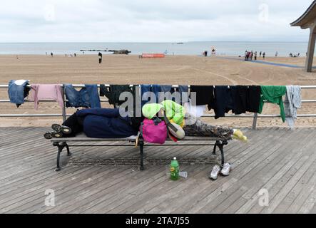 New York, USA - 28 maggio 2018: I senzatetto sulla panchina di Coney Island Beach a New York, USA Foto Stock