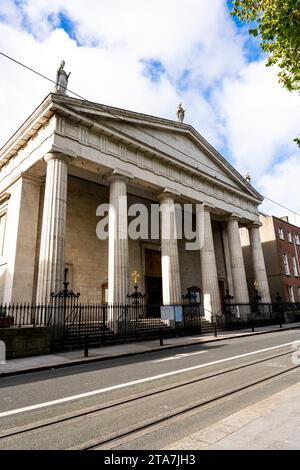 Facciata neoclassica della St Mary's Pro Cathedral, chiesa cattolica romana in Marlborough Street, con portico e colonne, centro di Dublino, Irlanda Foto Stock