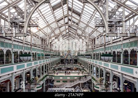 Edificio in ferro e vetro del centro commerciale St Stephen's Green in cima a Grafton Street, con negozi e gente, centro di Dublino, Irlanda Foto Stock